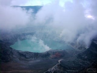 Poas -sírové jazero v krátery